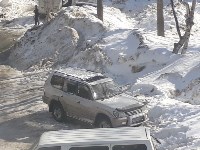 Упавший с крыши снег разбил машину и ранил водителя в Южно-Сахалинске, Фото: 8