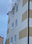 Огромный сугроб на крыше многоэтажки в Томари повредил фасад, Фото: 5