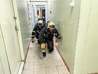 Учебный "пожар" на сцене Дома культуры в Тымовском районе "потушили" огнеборцы, Фото: 6