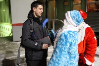 На железнодорожном вокзале Южно-Сахалинска пассажиров встречают и провожают Дед Мороз и Снегурочка , Фото: 6