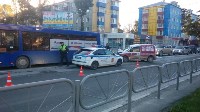 "Фольксваген" врезался в пассажирский автобус в Южно-Сахалинске, Фото: 1