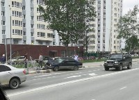 Автомобиль снес дорожное ограждение на проспекте Мира в Южно-Сахалинске, Фото: 2