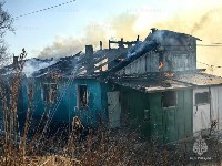 Крупный пожар в Корсакове показали на фото - огонь уничтожил 450 "квадратов", Фото: 4