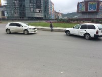 Два автомобиля столкнулись на кольцевой развязке в Южно-Сахалинске, Фото: 2