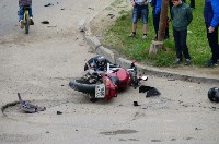 Два человека пострадали в результате столкновения мотоцикла и внедорожника в Охе, Фото: 2