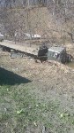 КамАЗ пробил дорожное ограждение и вылетел в ручей в Макаровском районе, Фото: 3