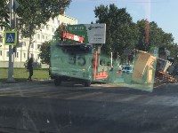 Эксковатор упал на дорогу в центре Южно-Сахалинска, Фото: 3
