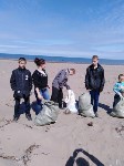 Томаринские добровольцы очистили берег от мусора отдыхающих, Фото: 1