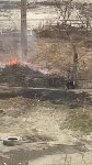 В Южно-Сахалинске юный прохожий тушил пожар, который разожгли другие подростки, Фото: 1