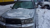 Ледяная глыба упала с крыши на автомобиль в Корсакове , Фото: 1