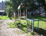 В одном из дворов Южно-Сахалинска демонтировали аварийную детскую площадку, Фото: 3
