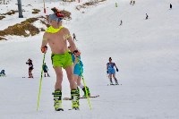 Полсотни сахалинцев разделись, чтобы спуститься на лыжах и сноубордах с «Горного воздуха», Фото: 58