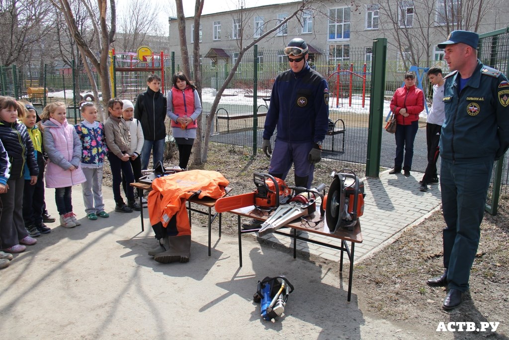 Показательное выступление пожарных и спасателей прошло в Южно-Сахалинске