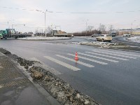 Пешеход упал с тротуара под КамАЗ в Южно-Сахалинске, Фото: 1