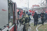 Появились новые кадры с места тушения пожара в многоэтажке в Южно-Сахалинске, Фото: 1