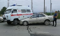 Toyota Carina и "скорая помощь" столкнулись в Южно-Сахалинске, Фото: 1