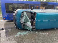 Микроавтобус опрокинулся при ДТП в Южно-Сахалинске, Фото: 9