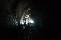 На пути перед нами было несколько туннелей : Там было  гораздо холодней, темно и только маленькие огонечки …, Фото: 12
