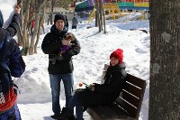 «Мама, я надел шапку!»: молодежь Сахалина прошлась по городу с поздравлениями, Фото: 2