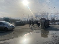 Внедорожник опрокинулся при столкновении с универсалом в Южно-Сахалинске, Фото: 1