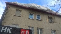 В центре Южно-Сахалинска дом огородили только после того, как крыши рухнули снежные глыбы, Фото: 8