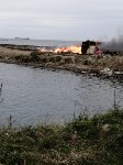 Очевидцы: мазут со стихийной свалки в Невельске стекает в море, Фото: 1