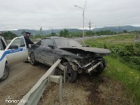 Toyota Mark II пробил дорожное ограждение в Южно-Сахалинске, Фото: 3