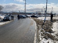 Lexus искорёжило после встречи с двумя столбами в Южно-Сахалинске, Фото: 2