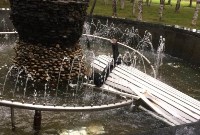 Неизвестные выбросили скамейку в фонтан в ногликском парке, Фото: 1