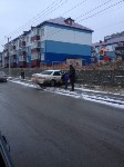 Недалеко от здания полиции в Холмске Toyota Mark II врезалась в ограждение, Фото: 3