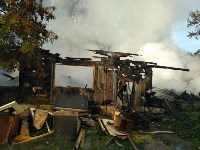 Расселенный дом тушат пожарные в Южно-Сахалинске, Фото: 1