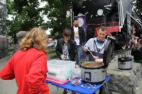 Активисты бесплатно кормят людей обедами у вокзала Южно-Сахалинска, Фото: 7