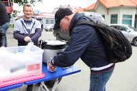 Активисты бесплатно кормят людей обедами у вокзала Южно-Сахалинска, Фото: 1