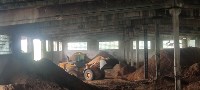 Опилки на 1000 "квадратах" горят на полуразрушенном складе в Тымовском, Фото: 2