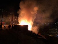 Барак горит в Корсакове на улице Флотской, Фото: 3
