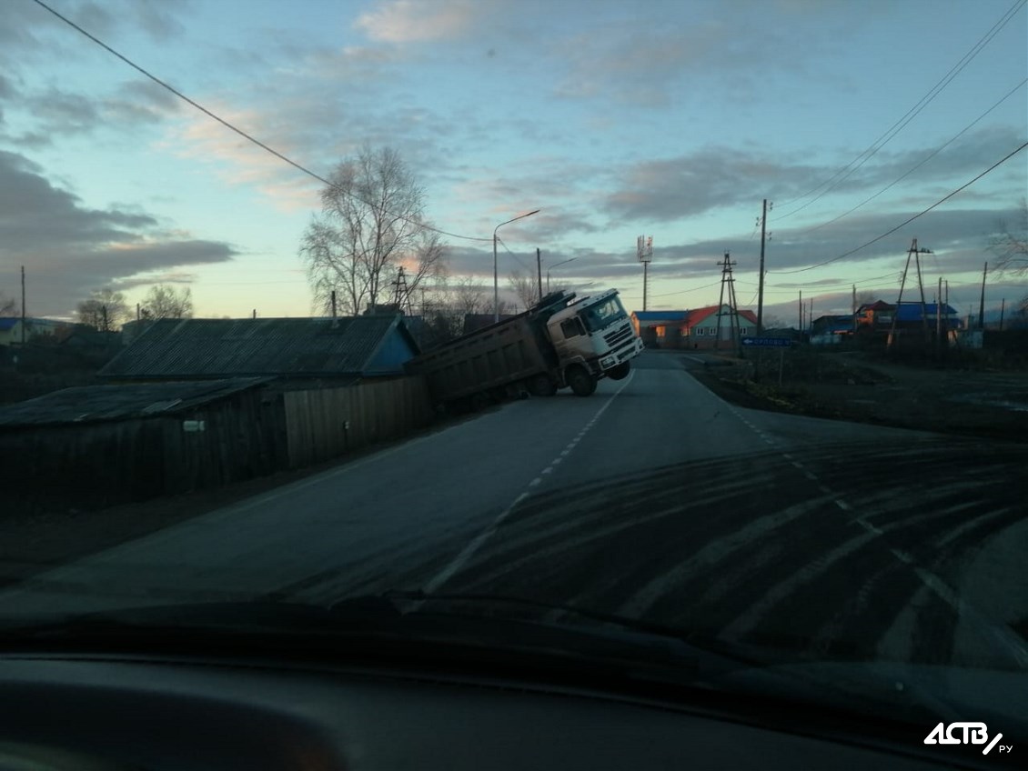 Грузовик врезался в забор жилого дома в Смирных - Новости Сахалинской  области. Происшествия – Фотогалерея, фото 3 - ASTV.ru