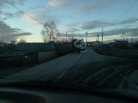 Грузовик врезался в забор жилого дома в Смирных, Фото: 3