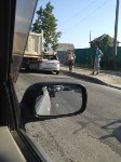 В Южно-Сахалинске грузовик зажал у бордюра к легковушку, Фото: 2