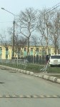 Внедорожник врезался в забор школы в Корсакове, Фото: 2