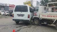 Женщина пострадала при столкновении грузовика и микроавтобуса в Южно-Сахалинске, Фото: 3