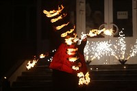 Шествием Дедов Морозов и огнем открыли новогоднюю елку в Ногликах, Фото: 10