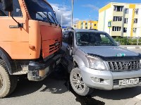 В Дальнем КамАЗ протащил Land Cruiser Prado через полторы полосы, Фото: 3