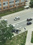 Автомобиль снес дорожное ограждение на проспекте Мира в Южно-Сахалинске, Фото: 4