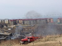 У жилых домов в Корсакове вспыхнула трава, Фото: 2