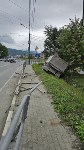 Самосвал пробил дорожное ограждение и опрокинулся у АЗС в Южно-Сахалинске, Фото: 9