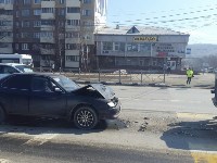 Седан и внедорожник столкнулись на перекрестке в Южно-Сахалинске, Фото: 1