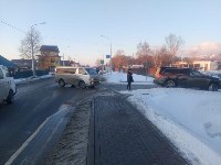 Очевидцев столкновения люксового внедорожника и микроавтобуса ищут в Южно-Сахалинске, Фото: 2