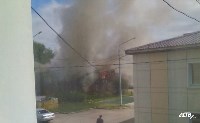 Пожар в восьмиквартирном жилом доме тушат в Смирных, Фото: 1