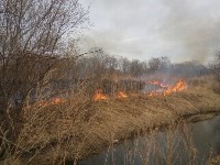 Пожарным пришлось тушить траву в полях у Южно-Сахалинска, Фото: 1