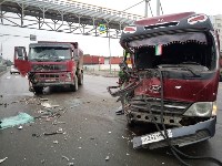 Самосвал и пассажирский автобус столкнулись на перекрёстке в Южно-Сахалинске, Фото: 3